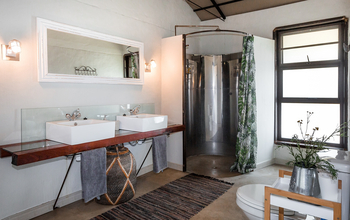 Serondela Lodge: Safari-Bad mit Holzwaschtisch und Doppelbecken