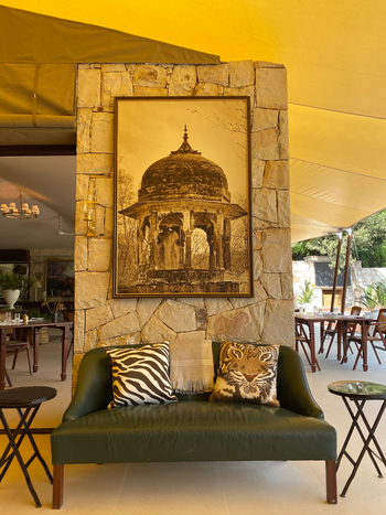 Sujan Sher Bagh: Sitzecke im Gemeinschaftszelt mit Bild vom Ranthambore Fort