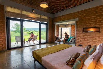 Waghoba Eco Lodge: Doppelbett und private Veranda