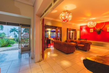 2 Friends Beach Hotel: Lobby