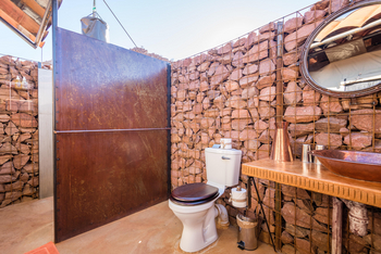 Camp Sossus: Halboffenes Gästebad