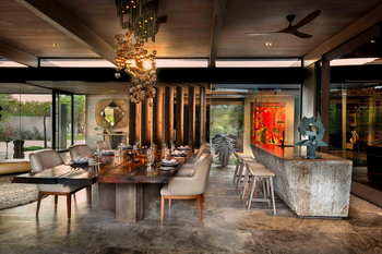 Cheetah Plains: Eleganter Essbereich mit Naturholztafel und Glasleuchter