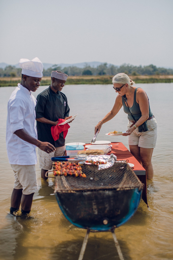 Classic Zambia Safaris Classic Zambia Safaris: Lunch im Fluss