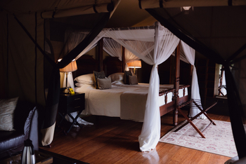 Elewana Sand River Masai Mara Camp Elewana Sand River Masai Mara Camp: Holzfußboden