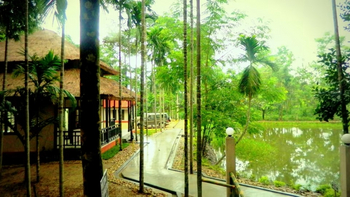 Infinity Resort Kaziranga: Hauptgebäude am Teich