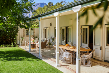 La Clé Village: Domain - Esstisch unter Vordach