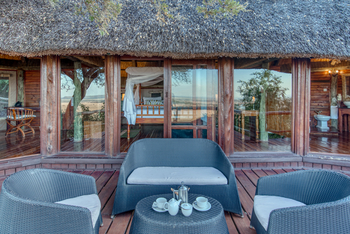 Mbali Mbali Soroi Serengeti Lodge: Sessel und Sofa auf der Veranda