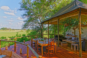 Nambwa Tented Lodge: Lounge und Esstisch