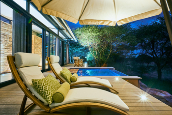 Otjimbondona: Liegestühle am Plunge Pool