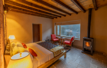 Rumbak Lodge: Ofen im Gästezimmer