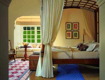 The Oberoi Rajvilas: Premier Room - Truhe vor dem Bett