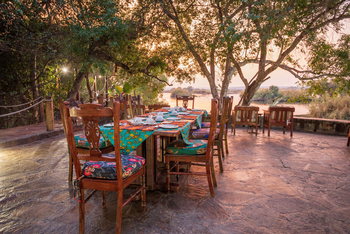 Tintswalo at Siankaba: Terrasse am Fluss