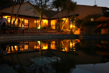 Waterberg Guest Farm: Spiegelung im Pool