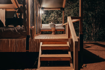 Wayo Manyara Green Camp: Stufen zur Veranda