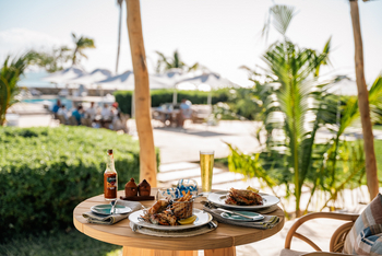 Azura Marlin Beach: Esstisch im Außenbereich