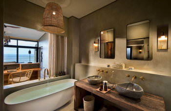 Bumi Hills Safari Lodge: Zwei Waschbecken und Badewanne