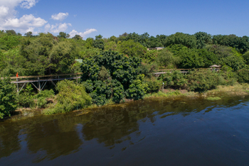 Chobe Game Lodge: Stege am Ufer
