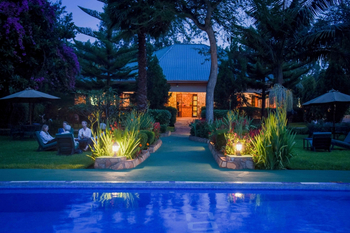 Country-Lodge: Abendgespräch am Pool mit Laternenlicht