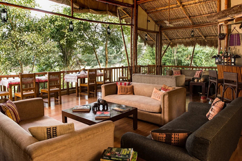 Diphlu River Lodge: Machan mit Sitzgruppe und Esstischen