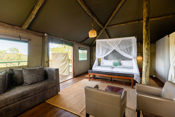 Eagle Tented Lodge: Doppelbett und Sofa