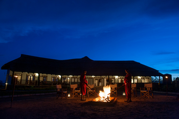 Farm House Valley Lodge: Maasai am Lagerfeuer