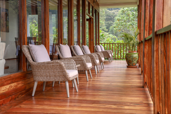 Four Gorillas Lodge: Veranda