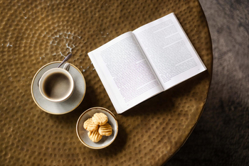 Kanana Nyana Camp: Leseecke mit offenem Buch und Kaffee