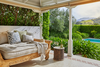 La Clé Village: Domain - Sofa auf der Patio