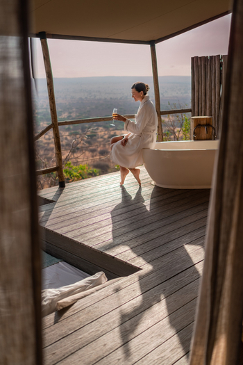 Lemala Mpingo Ridge Lodge: Sekt auf der Veranda