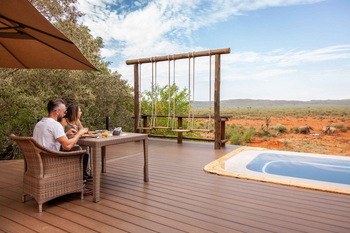 Madikwe Hills Private Game Lodge: Gäste beim Frühstück mit Elefanten im Hintergrund