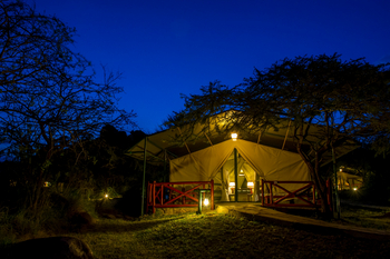 Mbuzi Mawe Serena Camp: Zelt bei Nacht