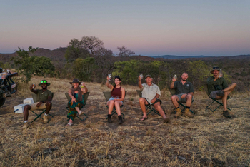 Mhara River Camp: Gäste Genießen Drinks bei Sonnenuntergang