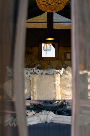 Mkomazi Wilderness Retreat: Schlafzimmer mit Willkommensgruß und Natursteinwand