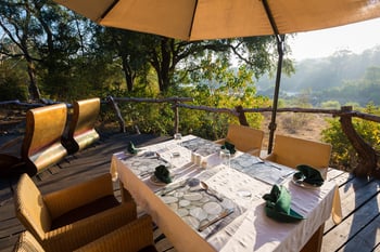 Mkulumadzi Lodge: Tisch mit Sonnenschirm
