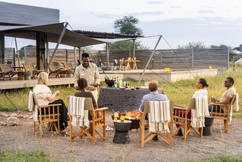 Namiri Plains Camp: Feuerplatz vor dem Pool