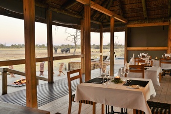 Nogatsaa Pans Chobe Lodge: Speisesaal