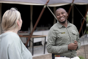 Olakira Migration Camp: Guide mit Gast