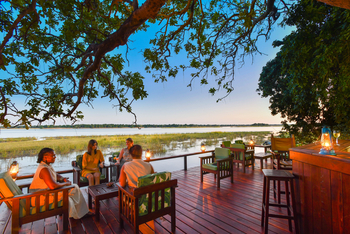 Royal Zambezi Lodge: Bar und Fluss