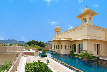 The Oberoi Udaivilas: Umlaufender Pool