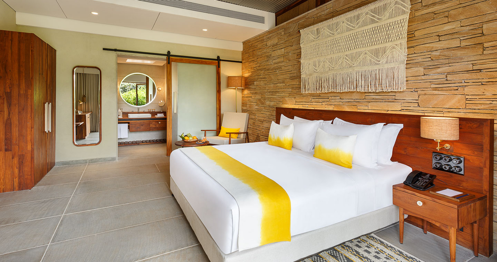 Woods at Sasan Woods at Sasan: Studio Blick Richtung Bad