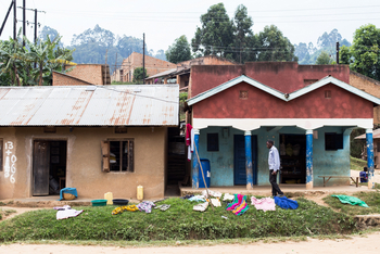 Chameleon Hill Forest Lodge: Dorfbewohner vor Haus