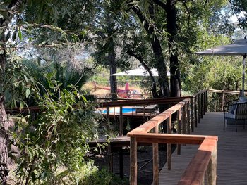 Kala Camp: Steg Richtung Pool