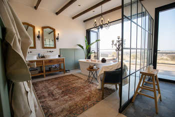 Otjiwa Mountain Lodge: Teppich im Bad