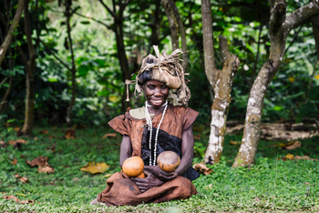 Sanctuary Gorilla Forest Camp: Einheimische lächelt in die Kamera