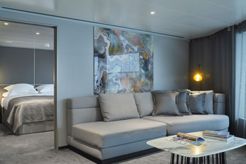 Scenic Eclipse II Grand Panorama Suite: Kabinenlounge mit Kunstwerk