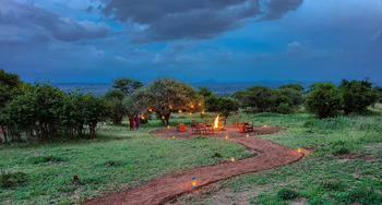 Tarangire Kuro Treetops Lodge: Weg zur Feuerstelle