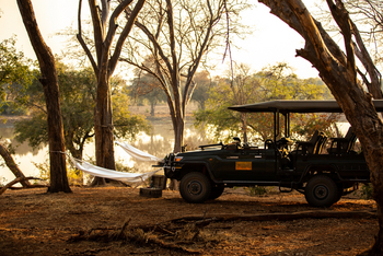 Tembo Plains Camp: Hängematten vor Safari Fahrzeug