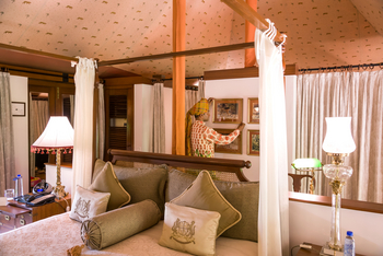 The Oberoi Vanyavilas Wildlife Resort The Oberoi Vanyavilas Wildlife Resort: Butler im Schlafzimmer