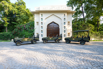The Oberoi Vanyavilas Wildlife Resort Ranthambore The Oberoi Vanyavilas Wildlife Resort Ranthambore: Safari Fahrzeuge vor dem Tor