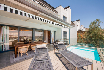 Weinberg Urban Pod: Patio mit Plunge Pool